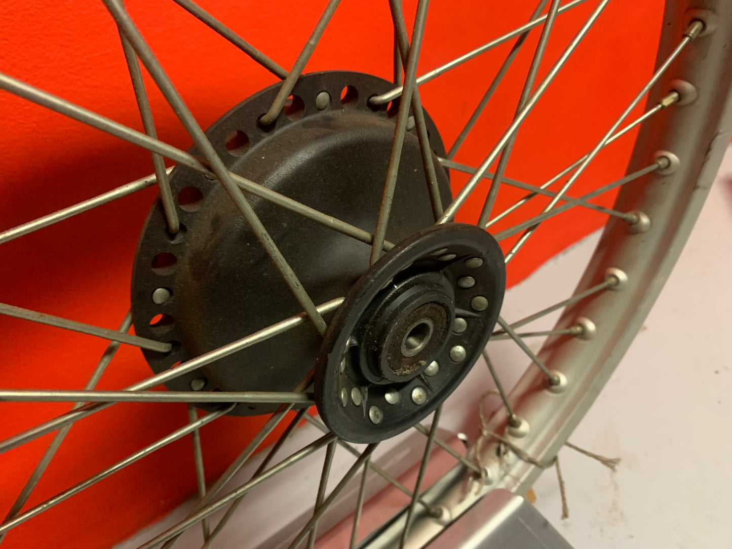 Kawasaki KX125 1980 front wheel. Incl. Anchor plate, Almost new